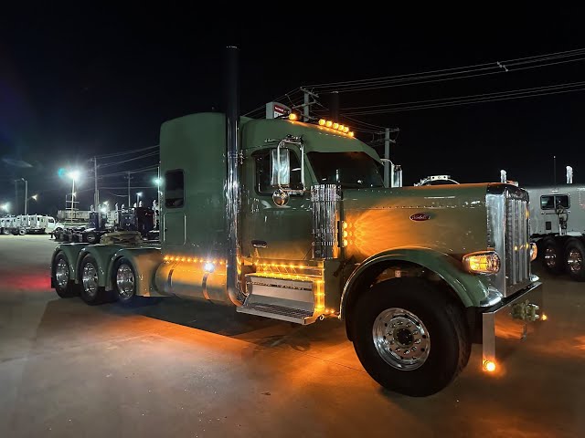 2025 Peterbilt 589 Heavy Haul Chicken Light Showcase