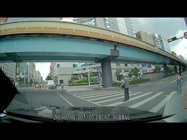 交通新制上路！台北市街頭驚見怪男 疑蓄意站斑馬線卡轉彎車