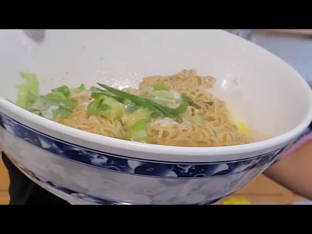 How To Make Ramen Noodles with Egg and Veggies - The Cooking Show with Crystal