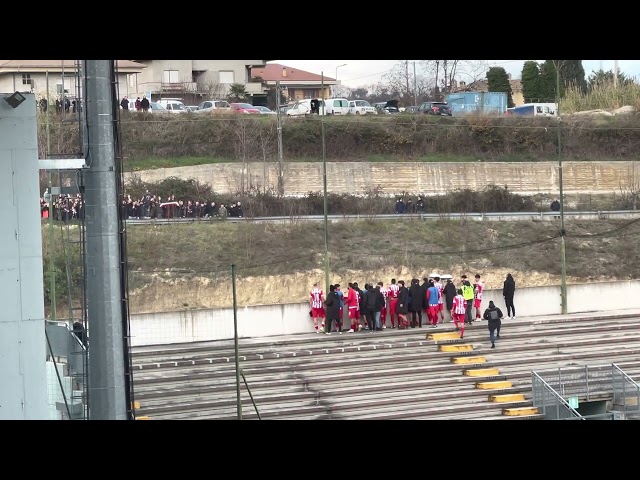 Il Città di Teramo saluta i tifosi all'esterno dello stadio Bonolis