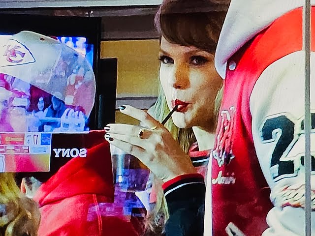 Taylor Swift is a regular at the Chiefs and Travis Kelce Games! Here she is in the VIP Box vs BILLS