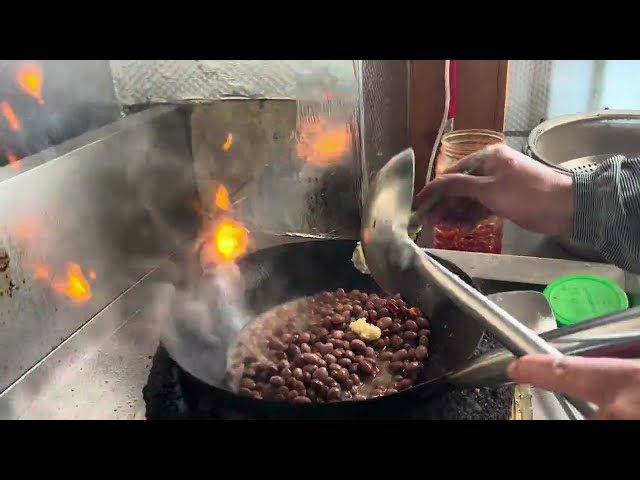 How Chinese Muslims Fry Spicy Red Beans! it taste like Mexican food!