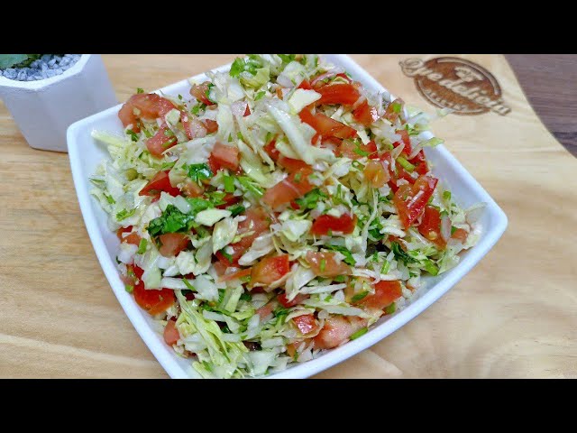 “Tradicional Ensalada Fresca de Repollo y Tomate”