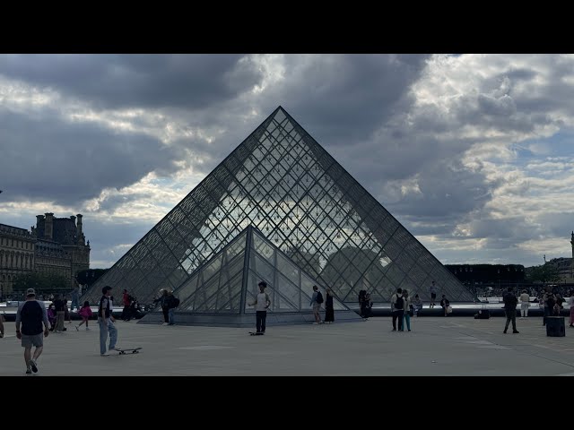 360 4k Louvre outside walk around