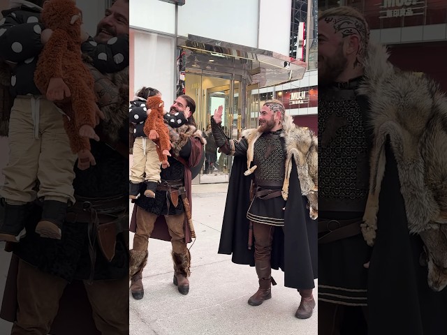 Ragnar Lothbrok Walking in Public #reactionvideo #fashion #ragnarlothbrok #costume #reaction