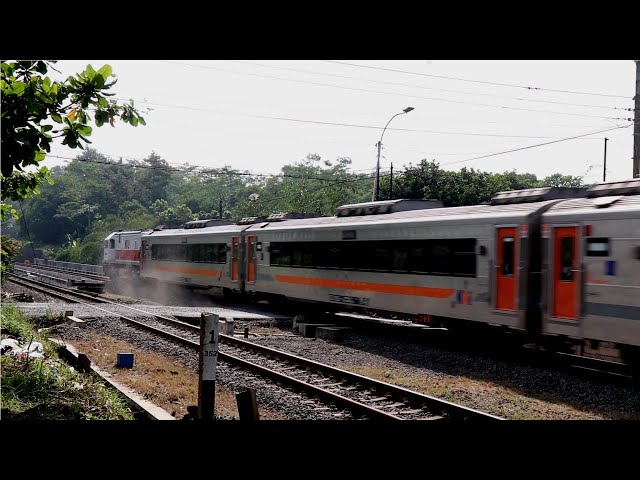 Perlintasan Kereta Api Tanjung, Purwokerto - Banyak Truk dan Bus Besar Melintas