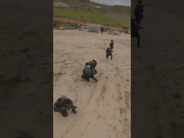 ¿Sabes como entrena nuestro Grupo de Acción Rápida? Para muestra, un botón #guardiacivil #gar