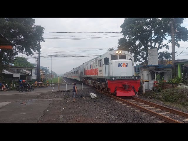 Ka 414 CommuterLine Dhoho Ft. CC201 77 01 (01R) SDT Melintas Di PJL  Karanglo, Malang