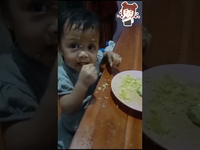 FUNNY MOMENT: "Learning to eat: 10% to the mouth, 90% to the face! 😂" #short #cutekid #funny #eating