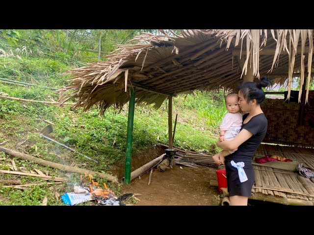 17-year-old single mother repairs a bamboo house with her child and takes care of the baby