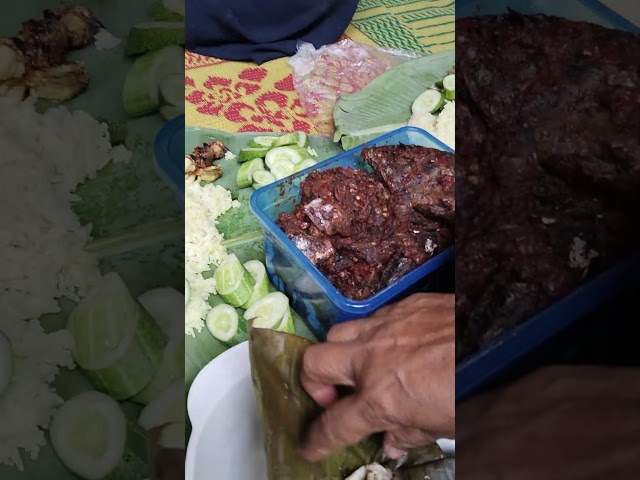 Makan besar se keluarga #viralvideo #youtubeshorts #nasiliwet