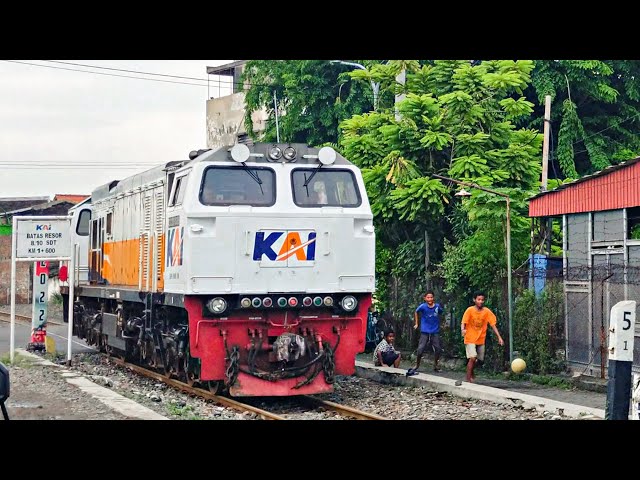 CC 206 13 95 BD ex LOKOMOTIF DINAS lintas Surabaya Kota - Sidotopo | Melintas Di JPL 6 Kapasari