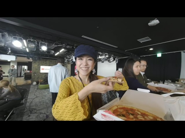 VR180 TEST Eating Pizza with text img