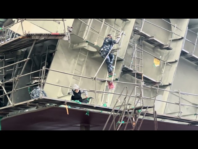 නැව් කොටසක තීන්ත ආලෙප කිරීම.Women applying paint.#shipbuilding #shipyard#southkorea #hardworks#girls