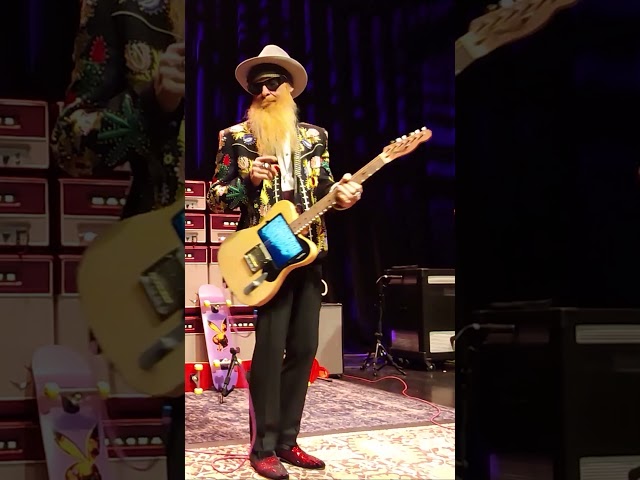 Billy Gibbons one-handed guitar playing look easy #billygibbons #guitar #onehanded  #livemusic