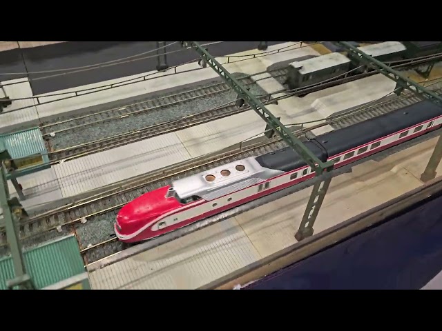 Multiple model trains (4K)