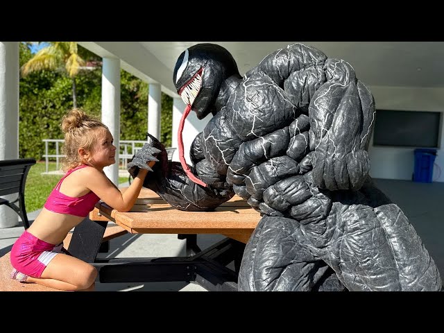 Little Girl Challenges VENOM Bodybuilder in Arm Wrestling!