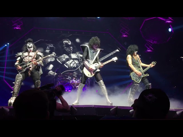 KISS Guitar Solo Tommy Thayer Amalie Arena Black Diamond