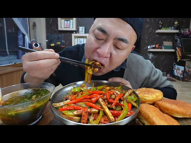 小米辣爆炒臭幹子，熱乎乎的酸辣湯，晚餐挺舒服#food #吃播 #mukbang