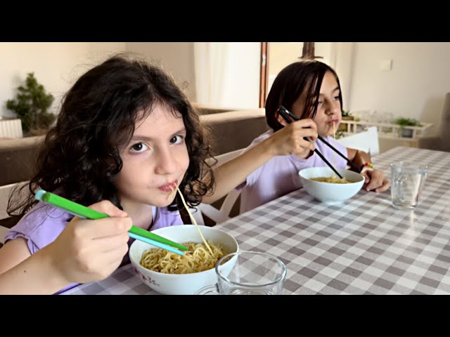 Esmanur ve Elif Çöp Stick İle Noodle Yediler