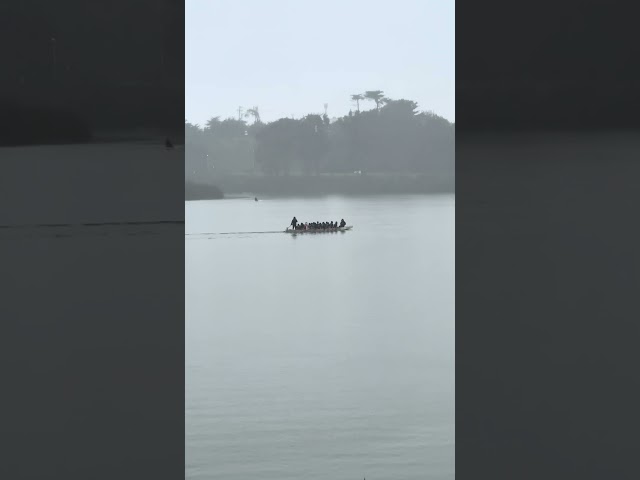 Lots of people on Canoe in the rain