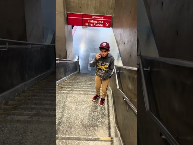 Lorenzo e eu indo andar de metro, buscar a japa no trabalho