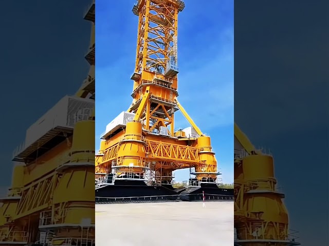 Tower Crane With CRAWLER TRACKS ‼️‼️ Have You Seen It Before⁇ | Cranepedia | #Shorts #Viral