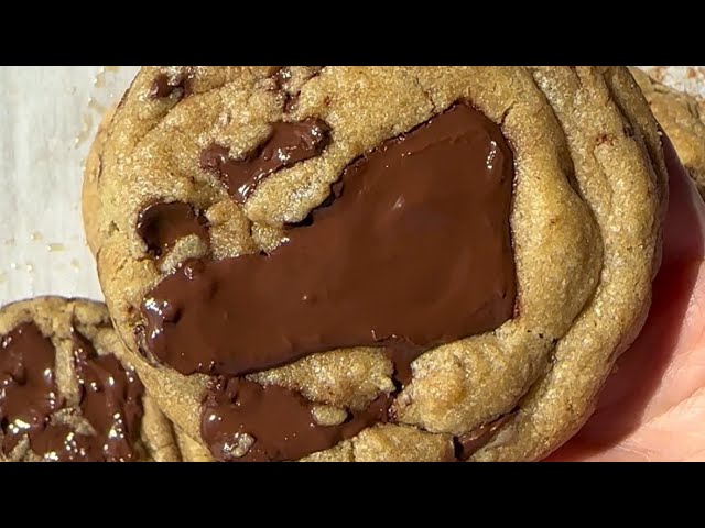 CHEWY chocolate chip cookies that require NO chilling time! Bakery-worthy | Easy Recipe