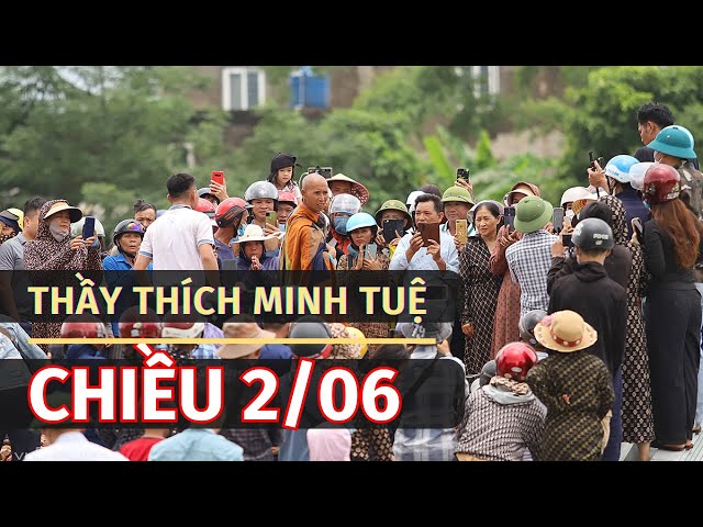 BÀ CON PHẬT TỬ RA ĐƯỜNG ĐÓN CHÀO THẦY THÍCH MINH TUỆ RẤT ĐÔNG