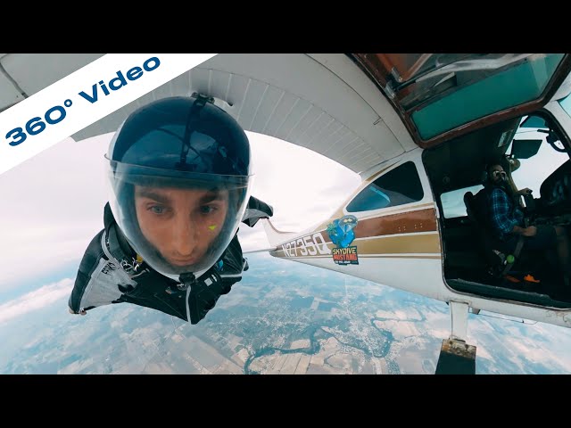 Cessna 182 Pilot Flies with Wingsuiter 🤯 360º/Virtual Reality Skydive