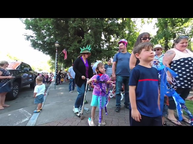 Healdsburg 4th of July Kids Parade in 180° 3D