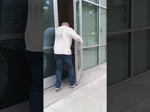 Scientologist struggling to open the door to the cult 🤣  Grandpatology makes an appearance