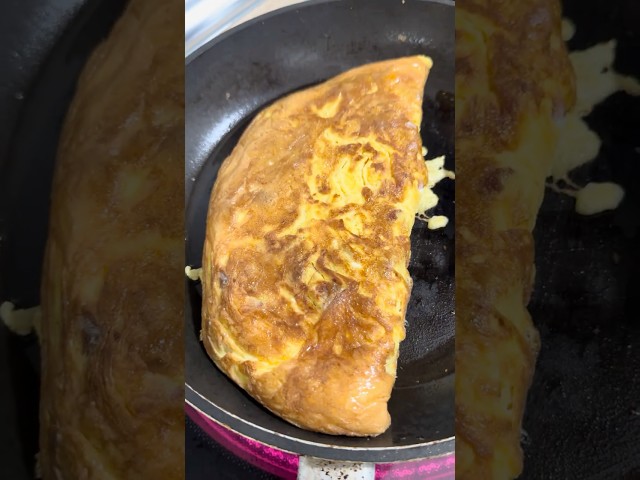 To cook  french omelette with Spanish pork sausage in 5 minutes