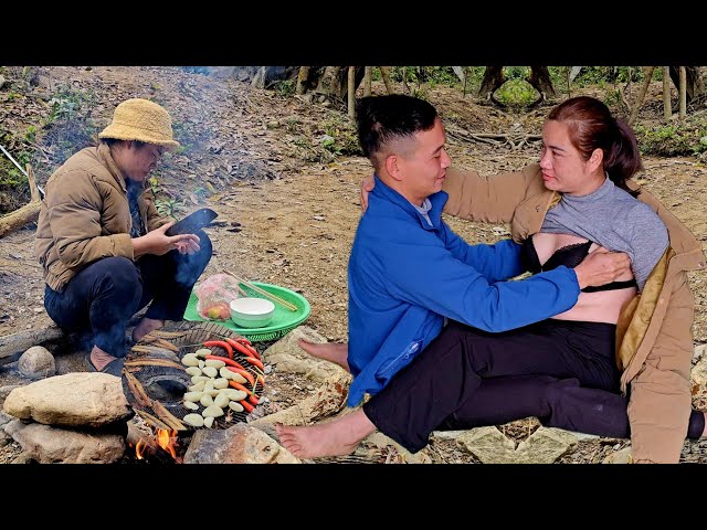 Passionate love while working, lucky guy. Processing dried fish.