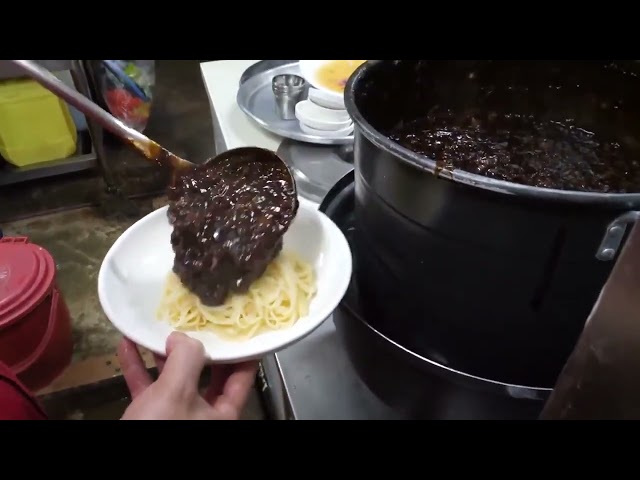 BEST KOREAN STREET FOOD -BLACK BEAN NOODLES JAJANGMYEON