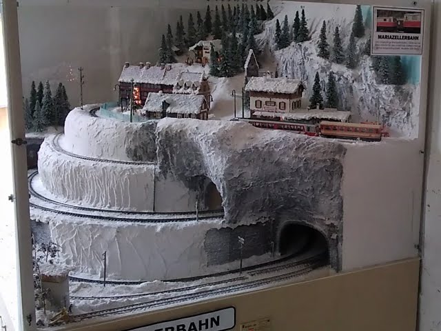 Small narrow-gauge winter model railroad, size approx. 1m² (10ft²), gauge H0e (9mm). Subtitles.