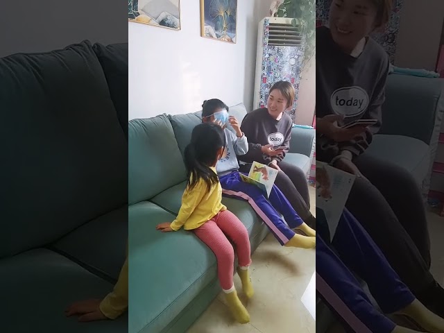 妹妹在玩口罩，怎麽就一下子到姐姐臉上了，有沒有看兩遍以上的。 #funny #快乐 #萌娃 #亲子