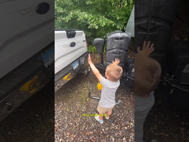 🤯🤯This Little Boys Helped His Father to Get Parked #littleboy #geniuskid #carparking #shorts