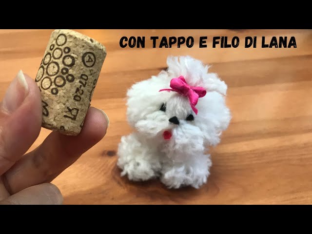 Cagnolino pucciosissimo con tappo di sughero e filo di lana