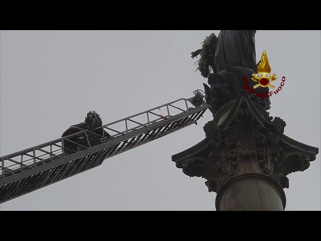 I vigili del fuoco depongono la corona di fiori in onore della Madonna a Piazza di Spagna