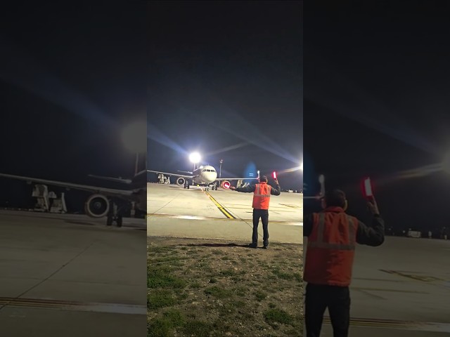 Marshaller night parking Aircraft Airbus #aviation #airliner #airliner #aviationlovers #night