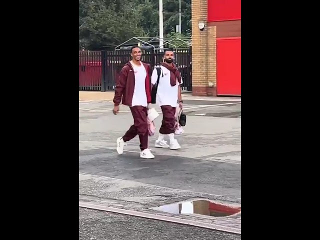 Salah with Arnold as they leave Old Trafford 😆❤️