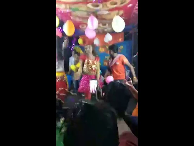 Desi ladka ke bidesh me hilane wala dance...