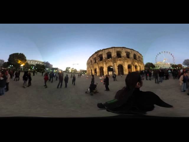 Rassemblement spontané sur le parvis des Arènes à Nîmes