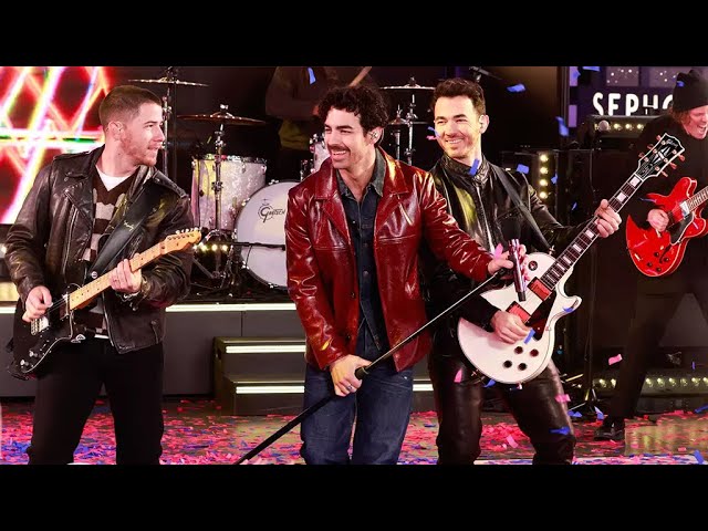 Jonas Brothers perform Camp Rock song, cover The Cranberries on New Year's Rockin' Eve with Seacrest