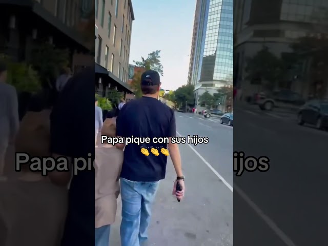 Pique con sus hijos Caminando por la Calle de Mexico son Clara chia🤔👏