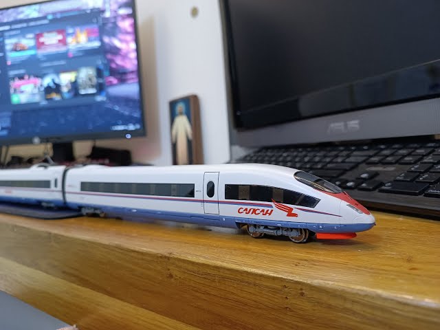 A tiny high-speed train rides in the kitchen (VR 360 VIDEO)