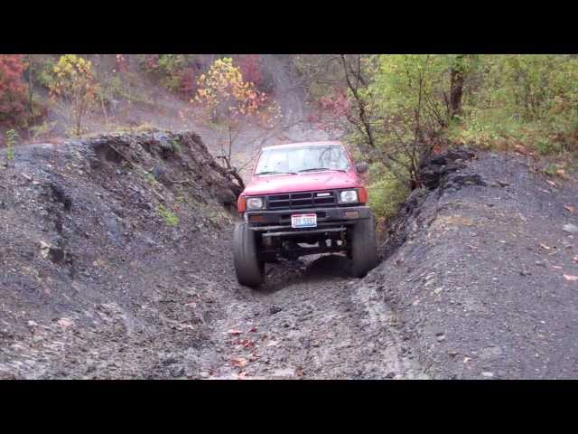 1985 Toyota 4x4 Pickup muddy hill climb - Wellsville OH