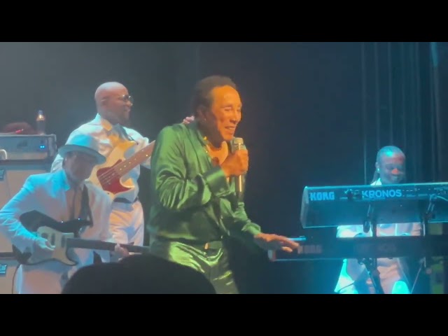 Smokey Robinson performs Cruisin'