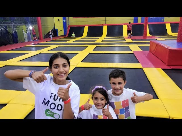 TRAMPOLINE PARK CHALLENGE! Family Fun video